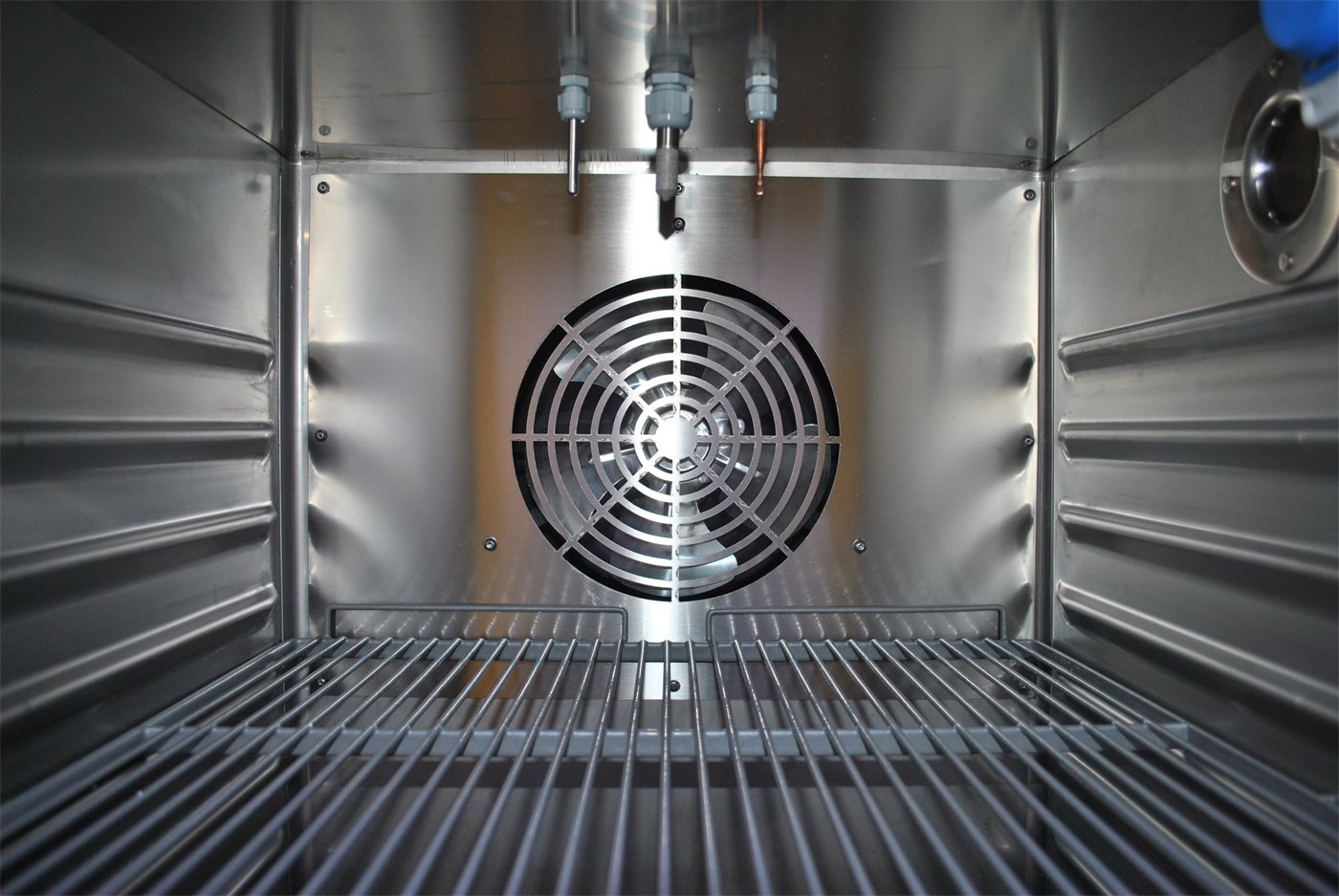 Interior en acero inoxidable con ventilación