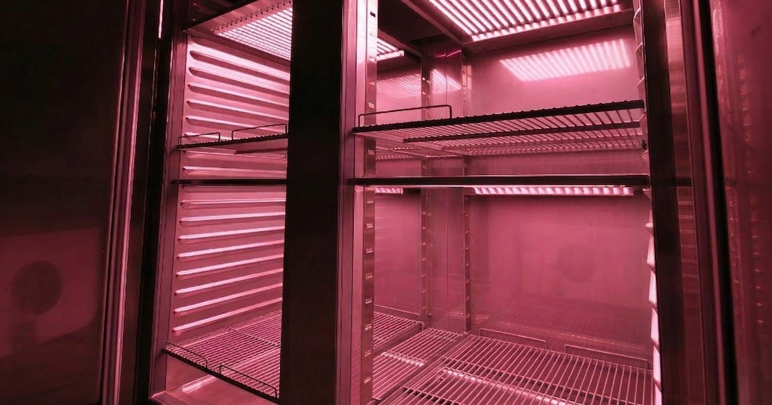 Interior iluminado de la cámara de biotecnología