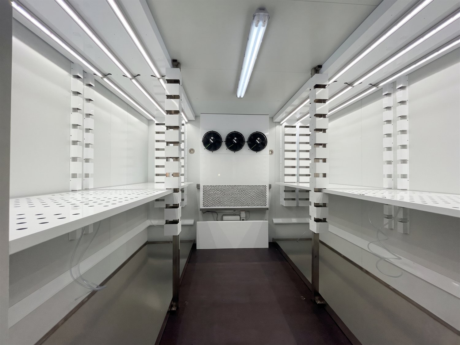 Interior de walk-in modular de biotecnología
