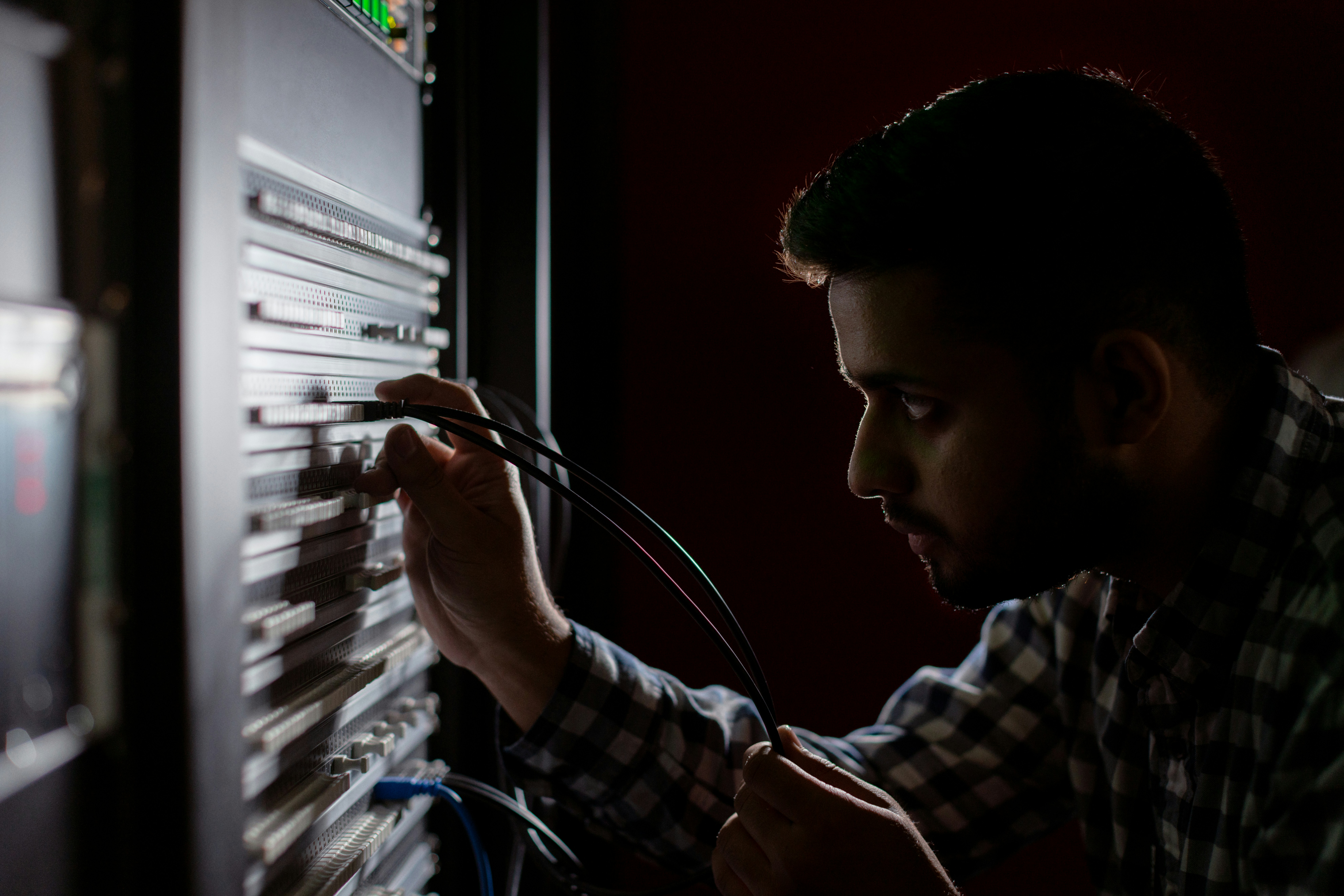 Técnico de MPcontrol realizando servicio sobre un equipo