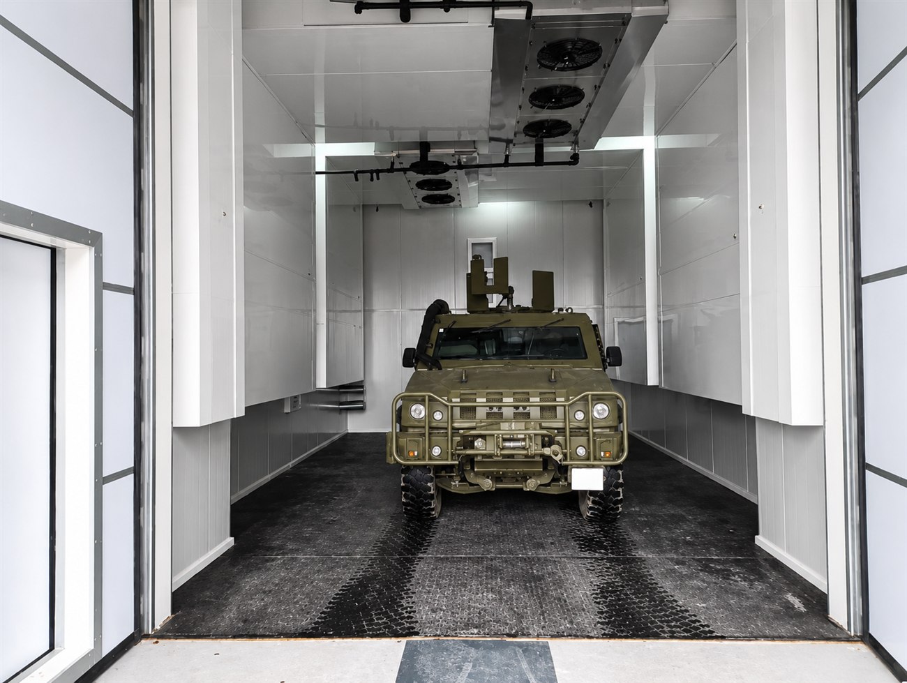 Cámara walk-in modular de testing con un vehículo en el interior